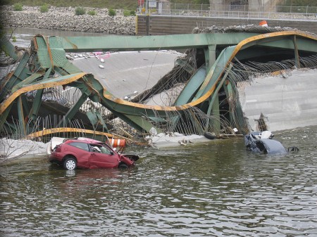 Bridge_collapse_in_Minnesota - Public Domain