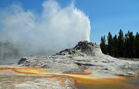 Castle Geyser eruption in Yellowstone National Park - Photo by Clement Bardot