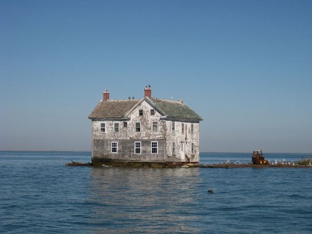 Abandoned House - Photo by Flickr User baldeaglebluff